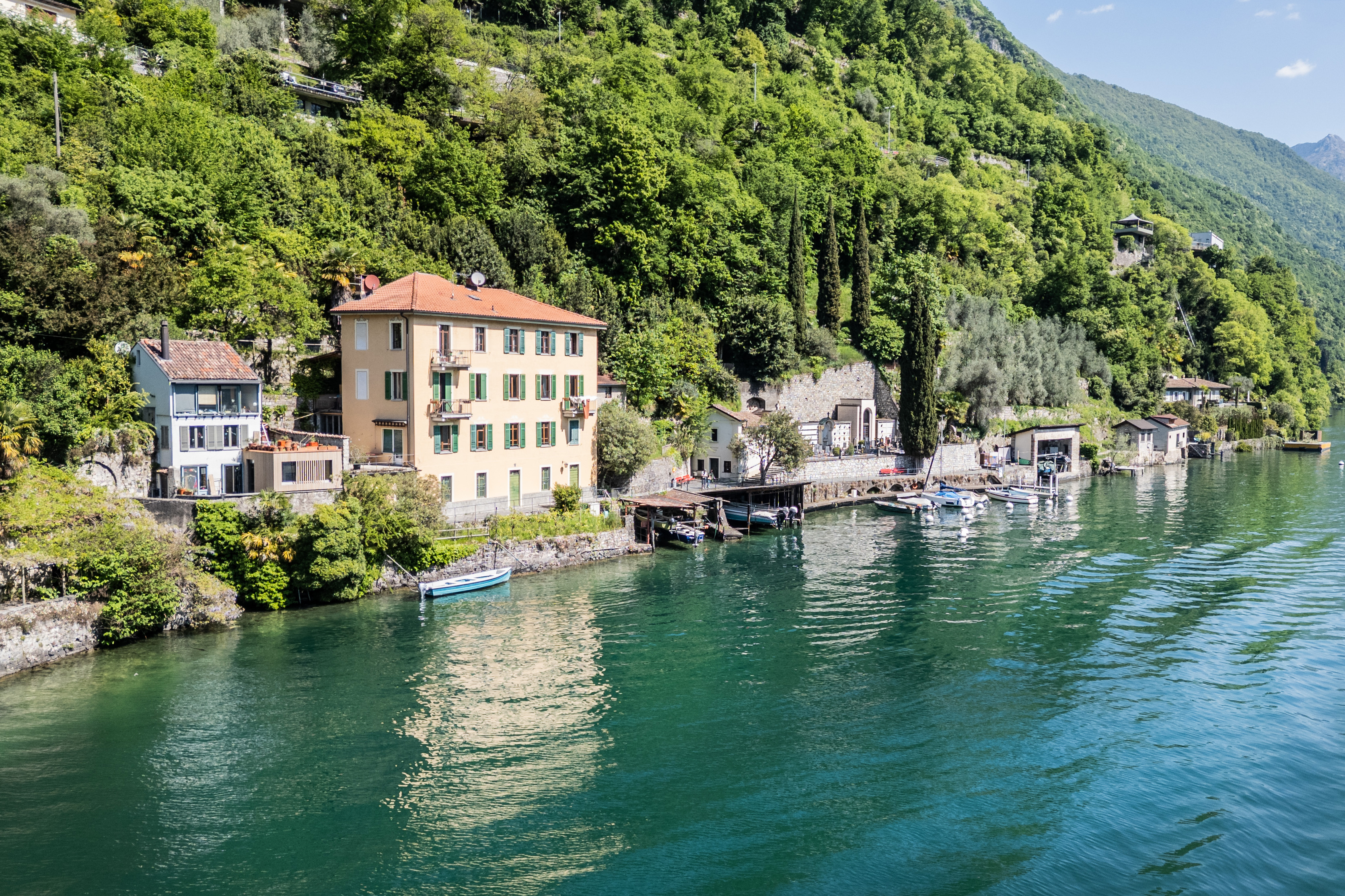Ingrandimento in legno di una mini-casa in riva al lago