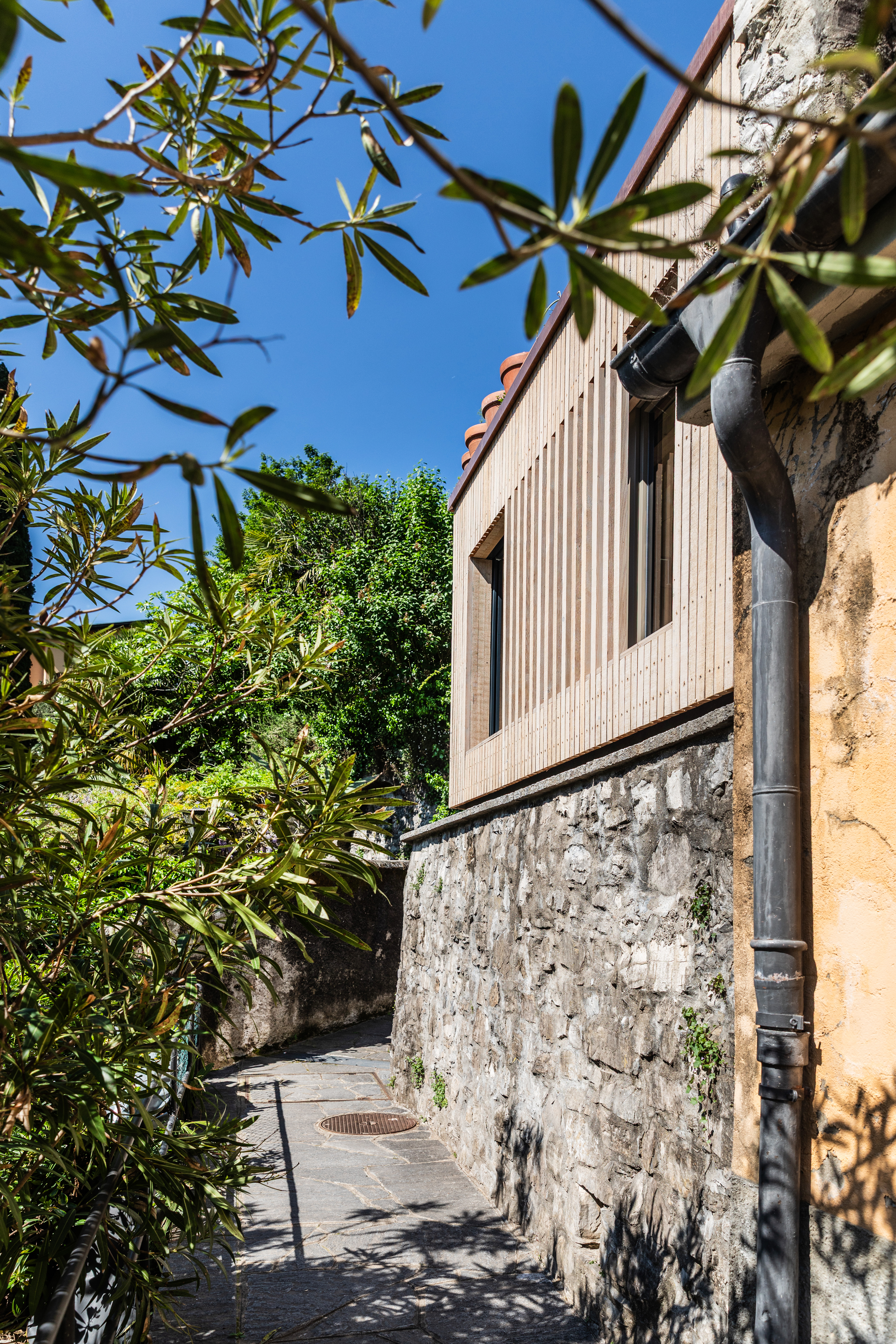 Ingrandimento in legno di una mini-casa in riva al lago