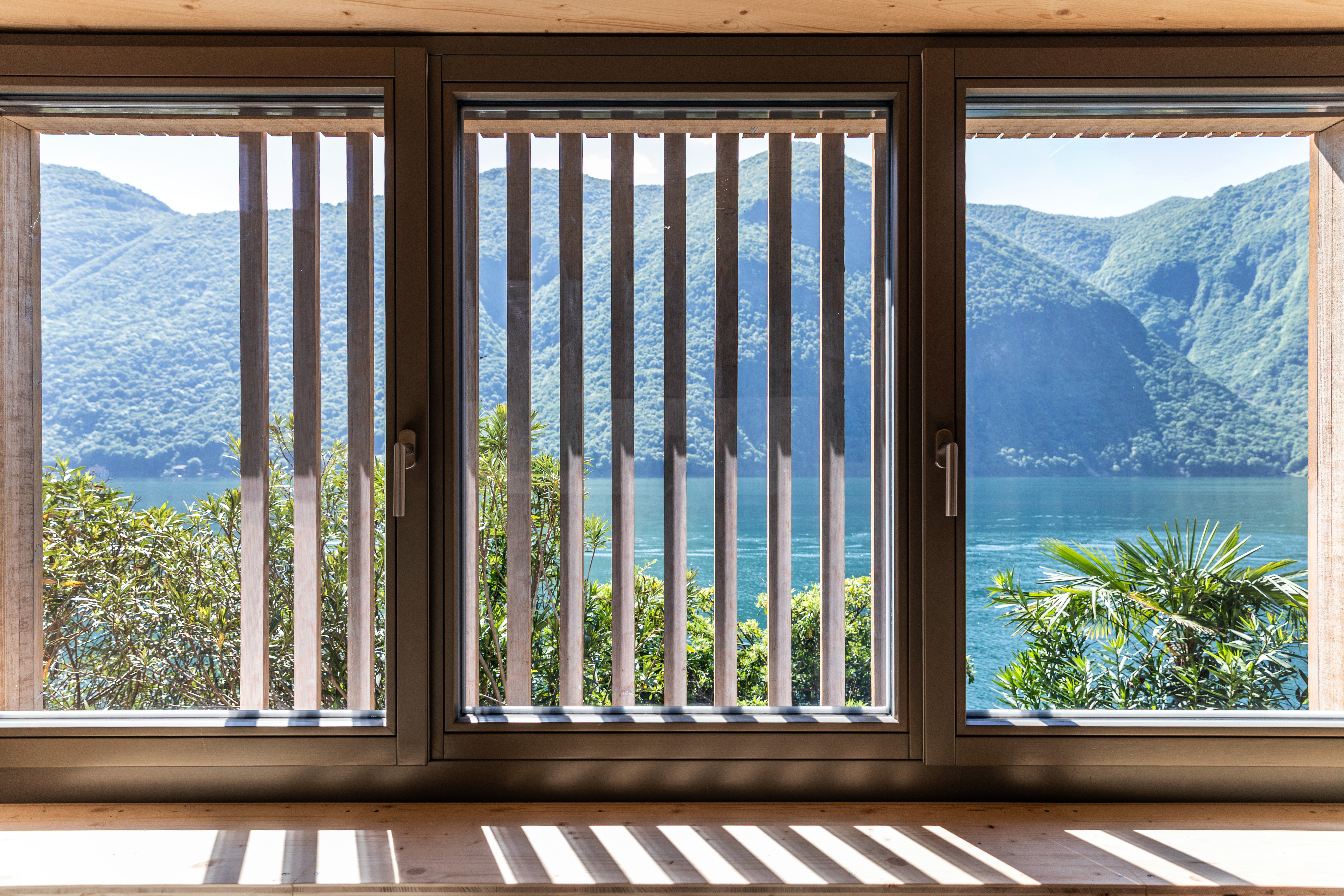 Ingrandimento in legno di una mini-casa in riva al lago